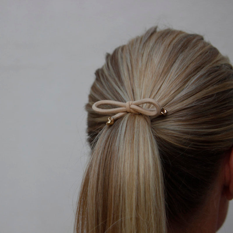 CORINNE Haargummi, Bow Metal Plain, cream, in use