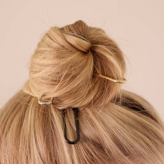 CORINNE Haarschieber, silber, in blonden Haaren