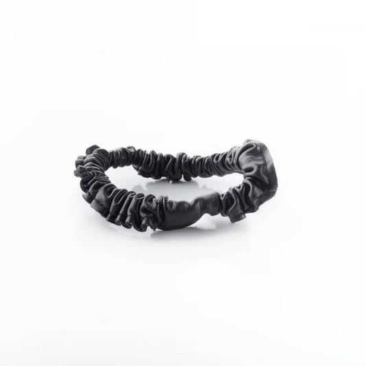 CORINNE Scrunchie, schmal, schwarz. Vegan