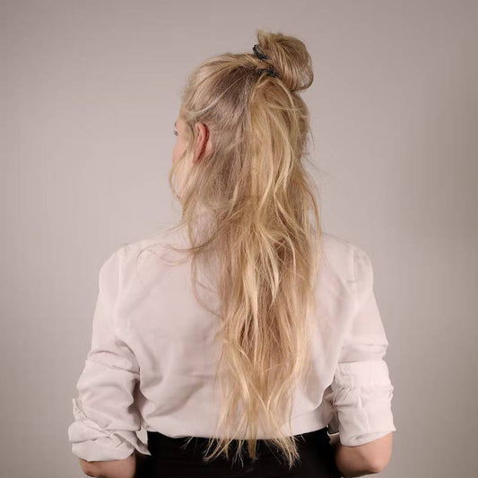 CORINNE Scrunchie, schmal, schwarz. Vegan. In use. 