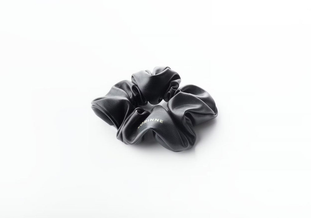 CORINNE Scrunchie aus veganem Leder, schwarz