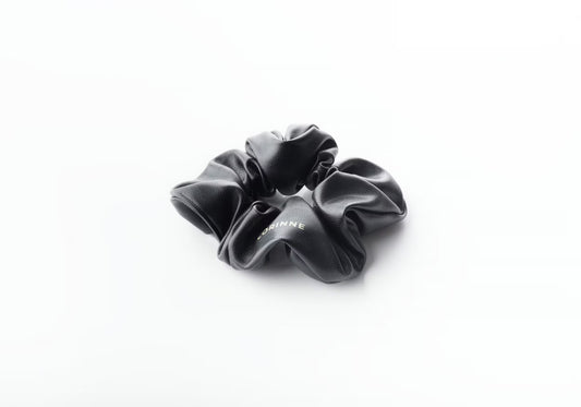 CORINNE Scrunchie aus veganem Leder, schwarz
