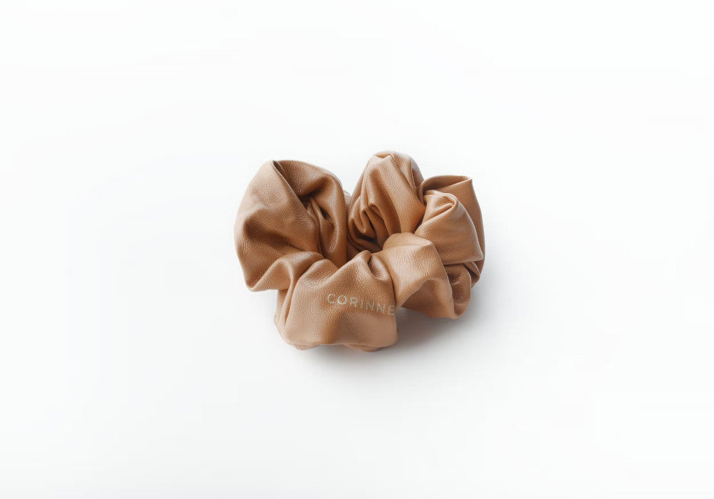 CORINNE Scrunchie aus veganem Leder, Camel 