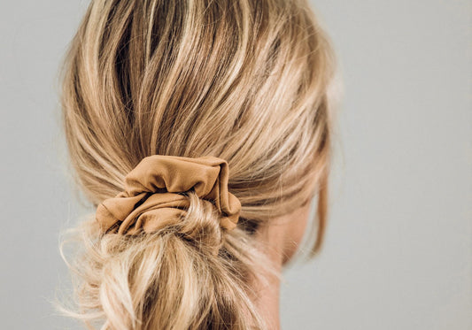 CORINNE Scrunchie aus veganem Leder, Camel, in use