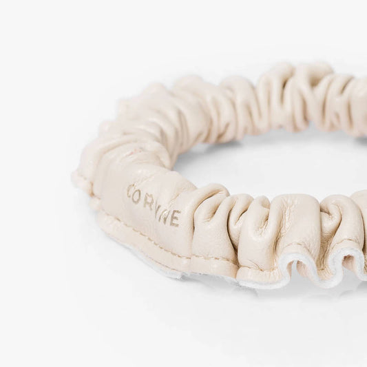 CORINNE Scrunchie, schmal, cream. Kunstleder, close up