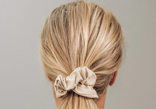 CORINNE Scrunchie aus veganem Leder, Cream, in use
