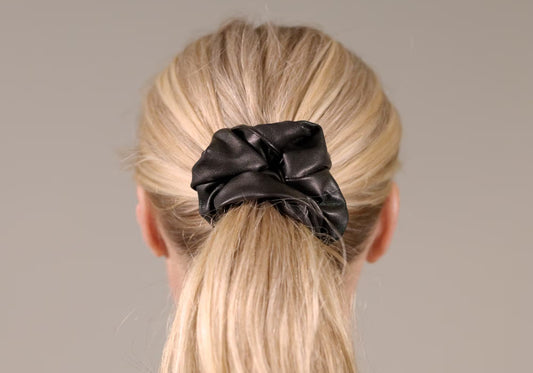 CORINNE Scrunchie aus veganem Leder, schwarz, in use