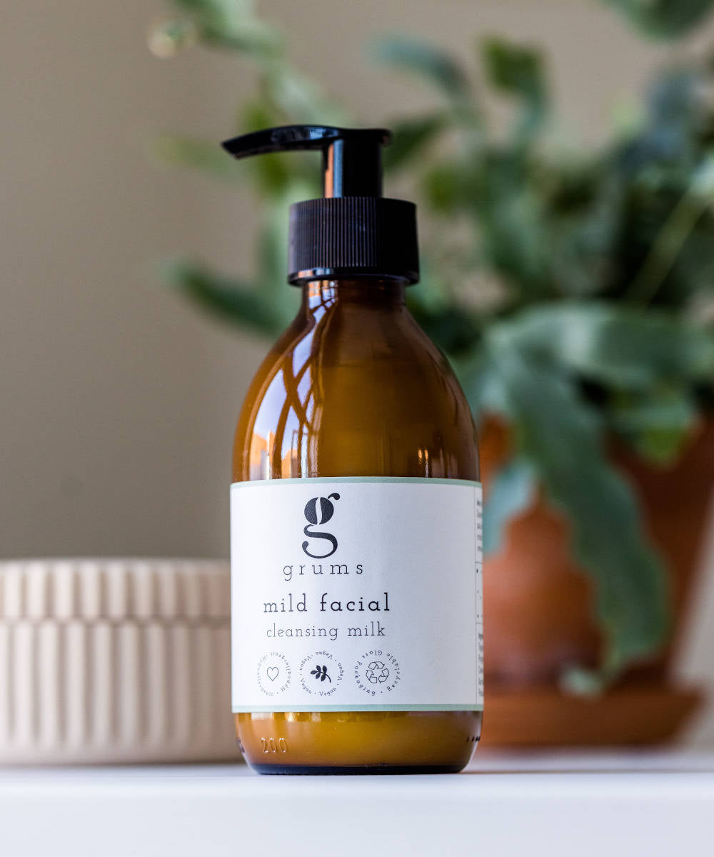 GRUMS Facial Cleansing Milk / Reinigungsmilch, Glasflasche im Bad