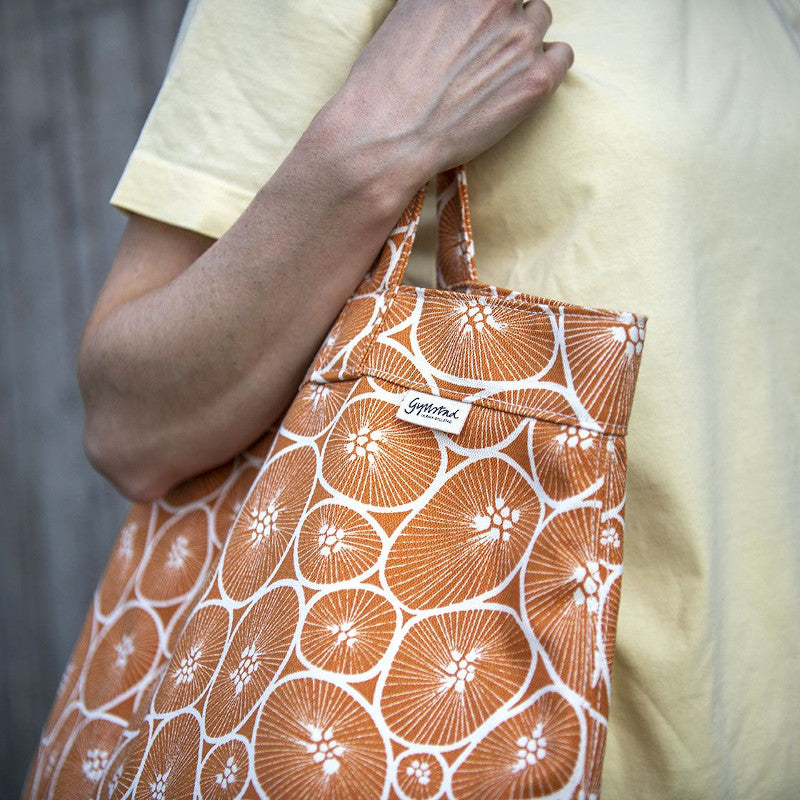 Gyllstad Studio Schultertasche aus Bio-Baumwolle, orange. 