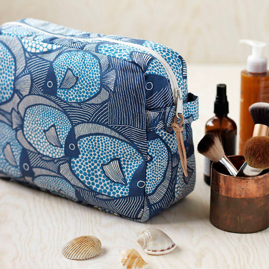 Gyllstad Studio Kulturtasche aus Bio-Baumwolle, Fische