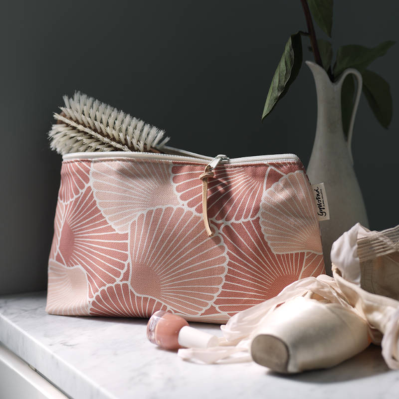 Gyllstad studio. Pink washbag, a ballett shoe and a rose. 