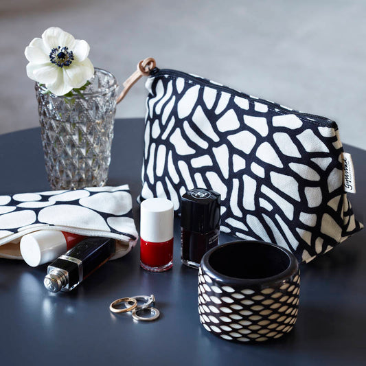 GYLLSTAD STUDIO Kosmetiktasche Small, Stenar, weiß auf schwarz, Taschen am Tisch