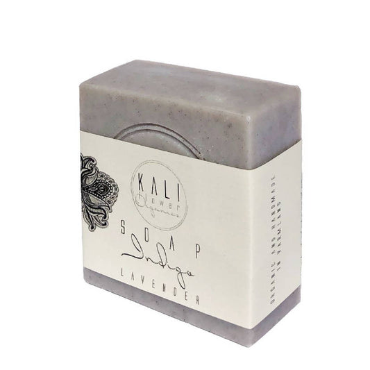 Feste Naturseife mit Indigopulver und Lavendel