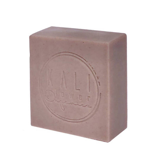 Feste Naturseife mit Indigopulver und Lavendel