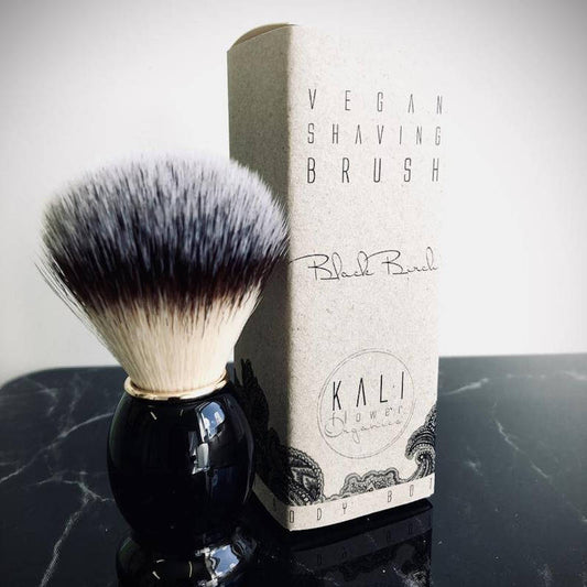 Kaliflower Organics. Vegane Rasierbürste mit Griff aus Birkenholz.