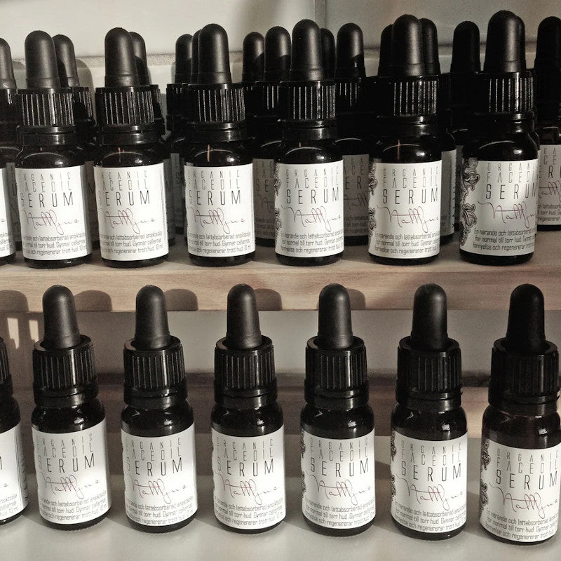 KaliFlower Organics Serum/Gesichtsöl für reife Haut mit Nachtkerze. Flaschen im Regal. 