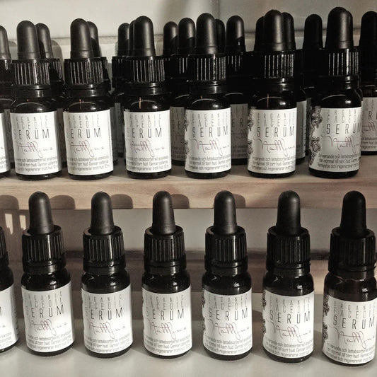 KaliFlower Organics Serum/Gesichtsöl für reife Haut mit Nachtkerze. Flaschen im Regal. 