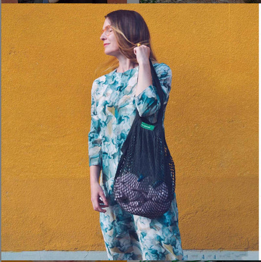KEEPJAR Netztasche/Einkaufstasche aus Bio-Baumwolle. Woman holding bag.
