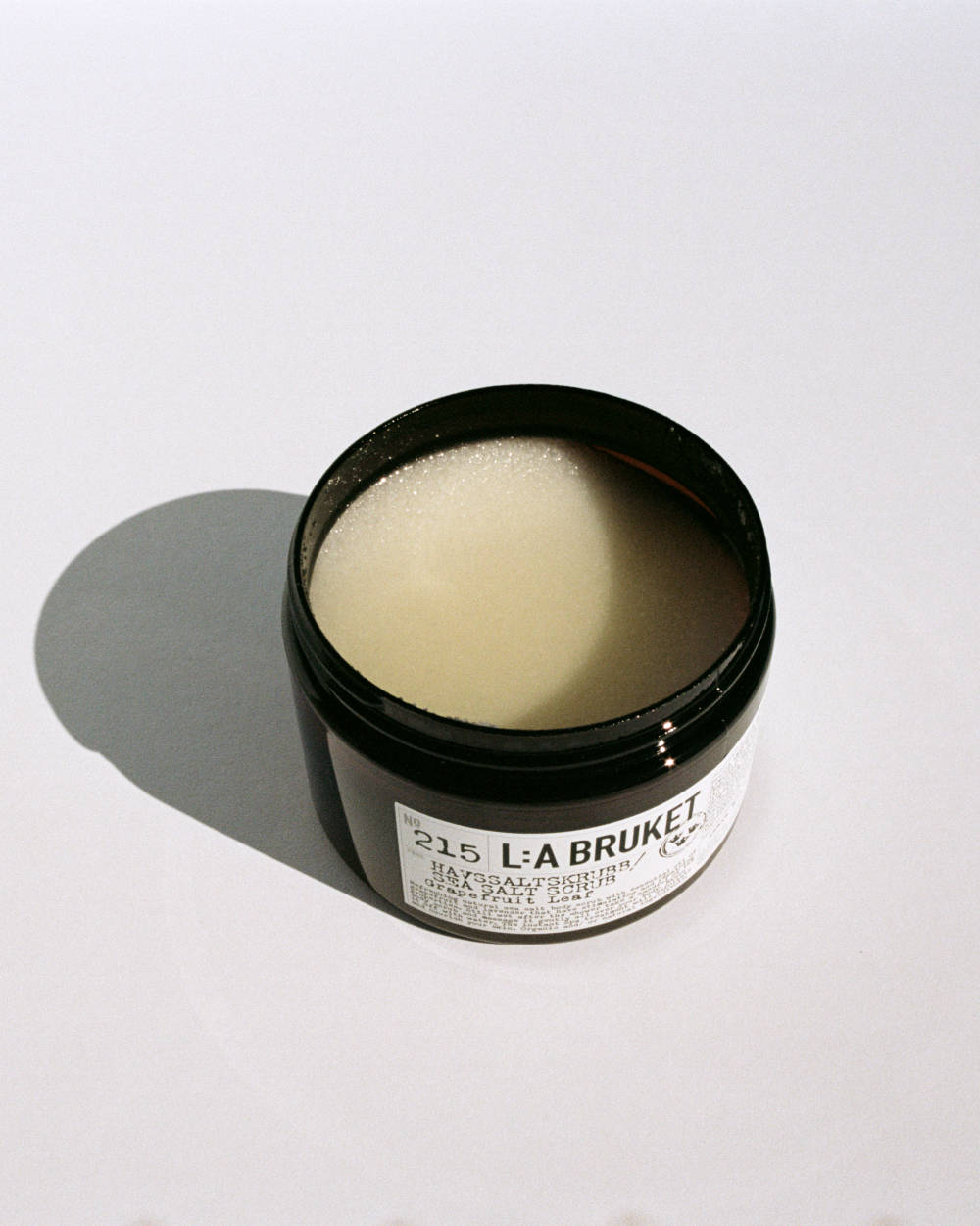 L:A BRUKET No 226 Sea Salt Scrub Spruce, Meersalz-Peeling Fichte, open jar