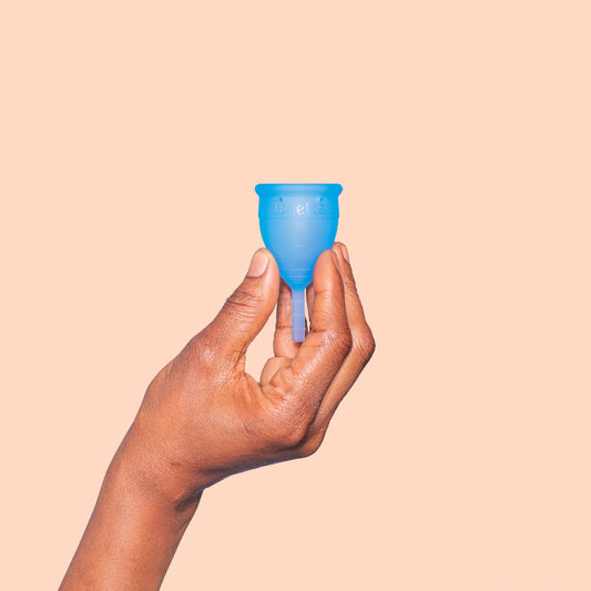 LUNETTE Menstruationskappe, Blau Modell 1, hand holding menstuation cup