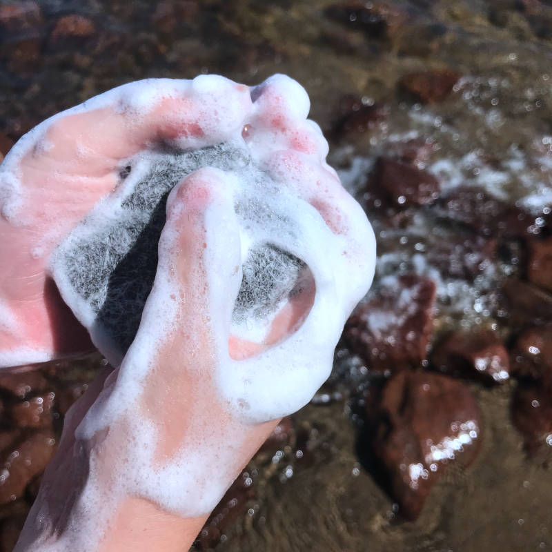 Hände waschen mit Filzseife