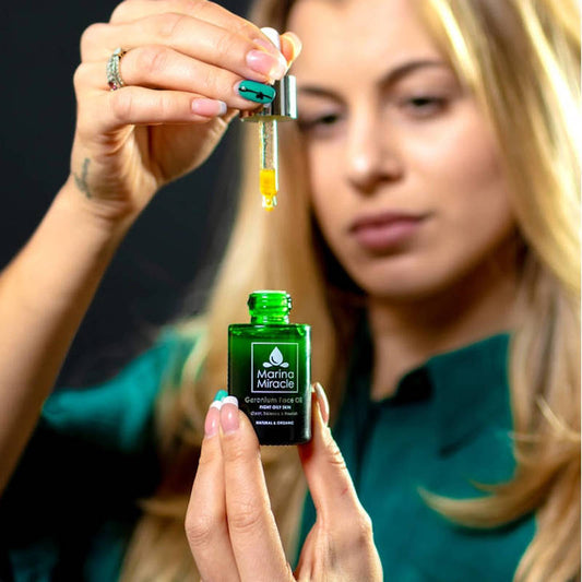 MARINA MIRACLE Geranium Face Oil, Gesichtsöl gegen unreine Haut, woman using product