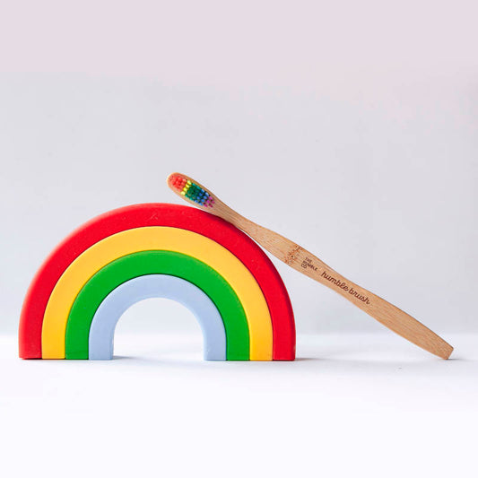 <THE HUMBLE CO The Humble Brush. Zahnbürste aus Bambus, Soft. Proud edition.  Lifestyle-Bild.