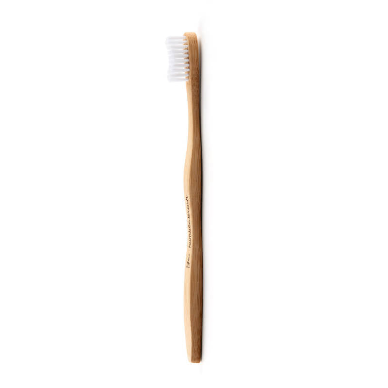 THE HUMBLE CO The Humble Brush. Zahnbürste aus Bambus, Mittel. Weiß.  