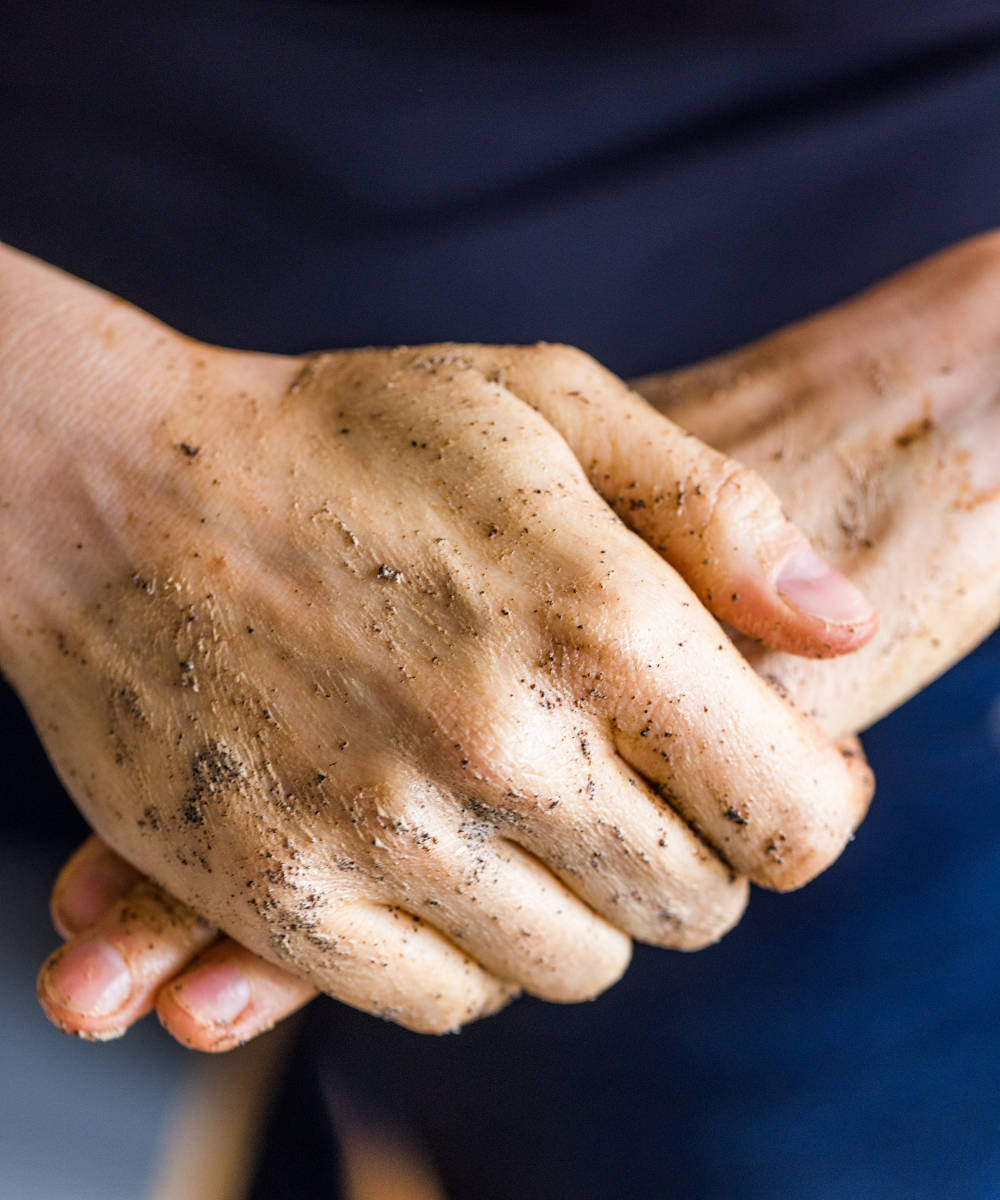 GRUMS Raw Coffee Hand Scrub + Wash, Handpeeling + Seife, Hände mit Peeling