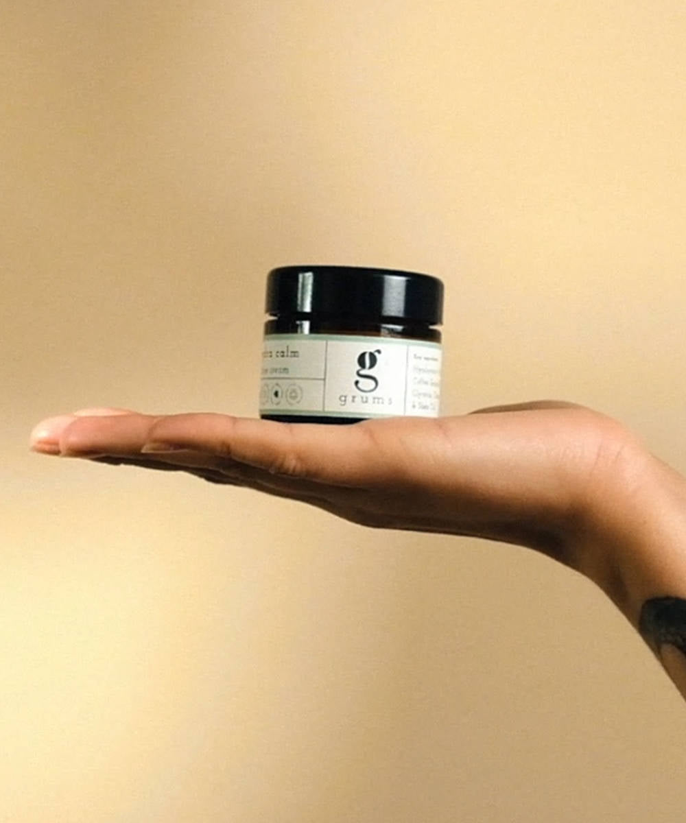 GRUMS Hydra Calm Face Cream / beruhigende Gesichtscreme, hand hält Dose